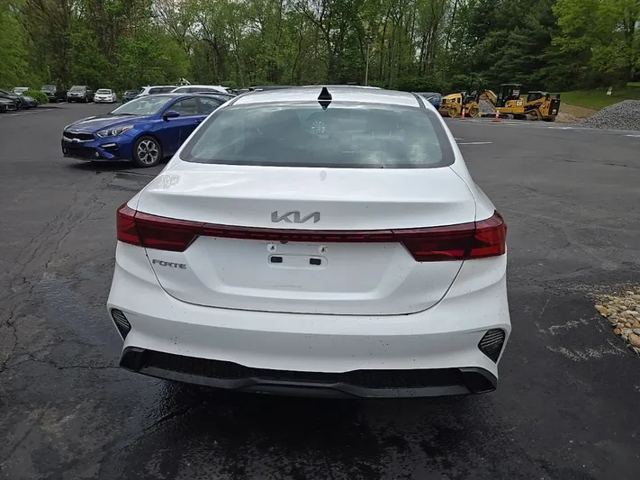 2024 Kia Forte - view 4