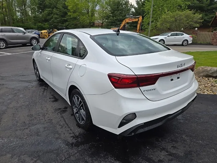 2024 Kia Forte - view 5