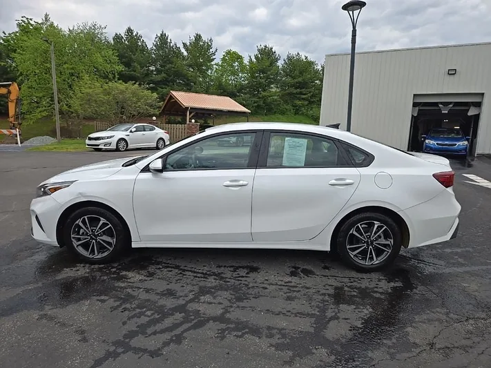 2024 Kia Forte - view 6
