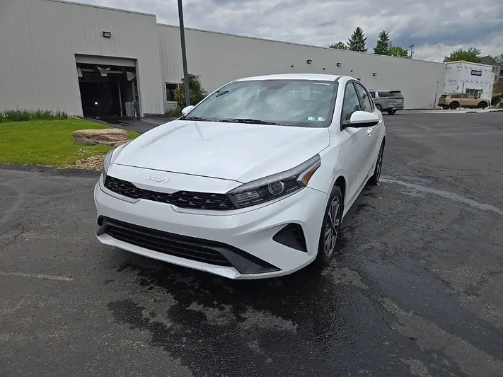 2024 Kia Forte - view 8