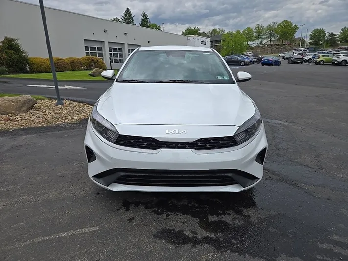 2024 Kia Forte - view 9