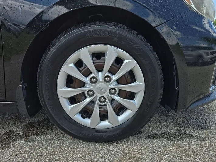 2019 Kia Forte - view 9