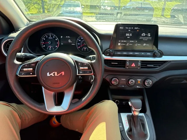 2023 Kia Forte - view 8