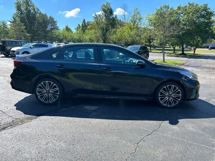 2022 Kia Forte - view 8