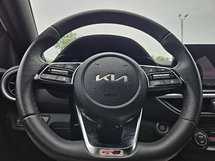 2024 Kia Forte - view 13