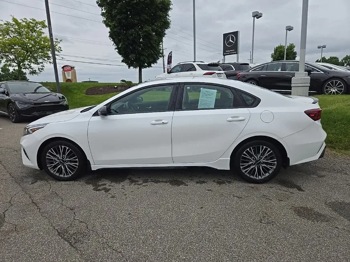2024 Kia Forte - view 9