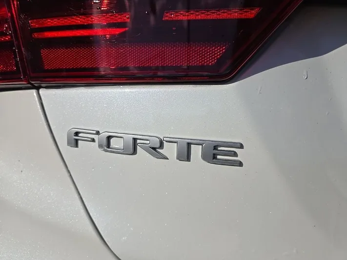 2024 Kia Forte - view 5