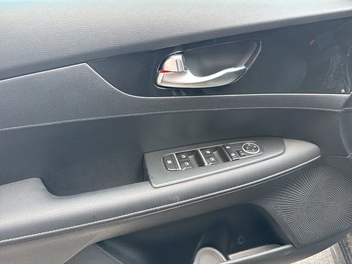2024 Kia Forte - view 23