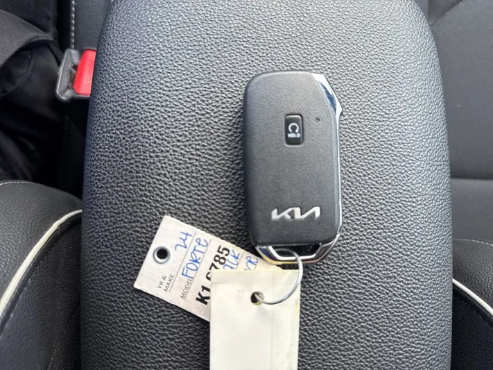 2024 Kia Forte - view 30