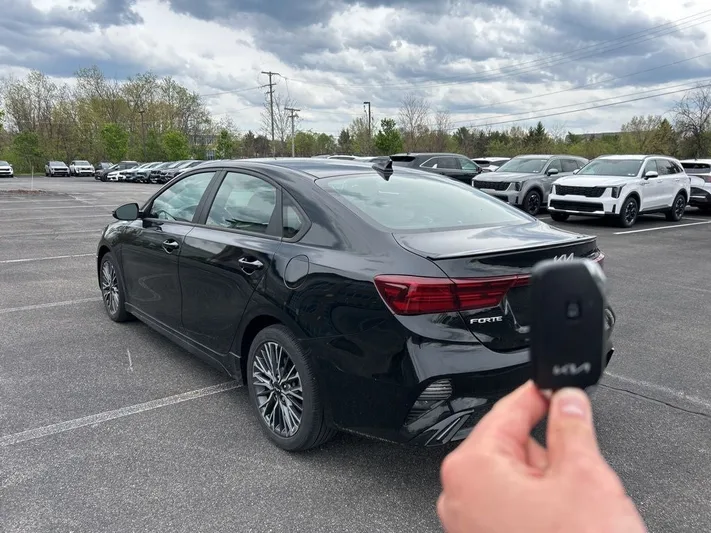 2024 Kia Forte - view 5