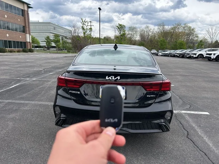 2024 Kia Forte - view 6