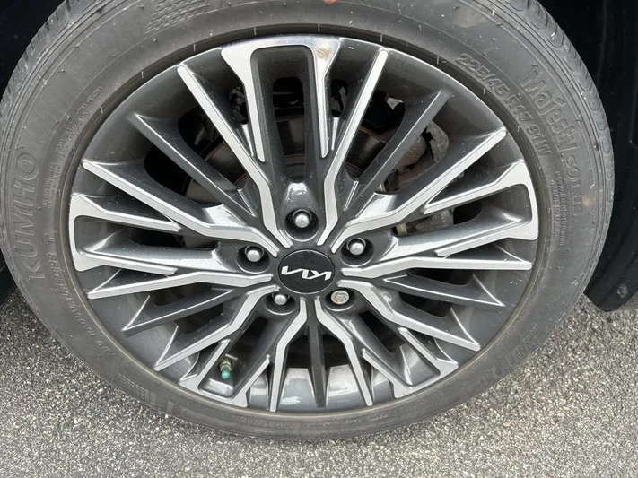 2024 Kia Forte - view 9