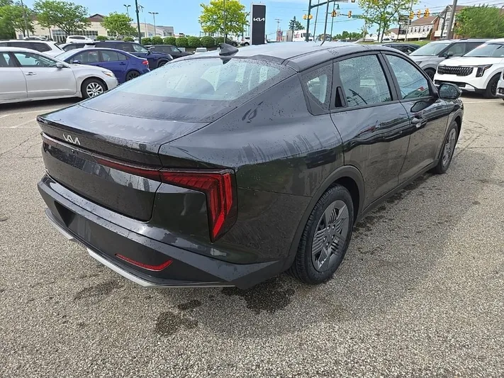 2025 Kia K4 - view 3