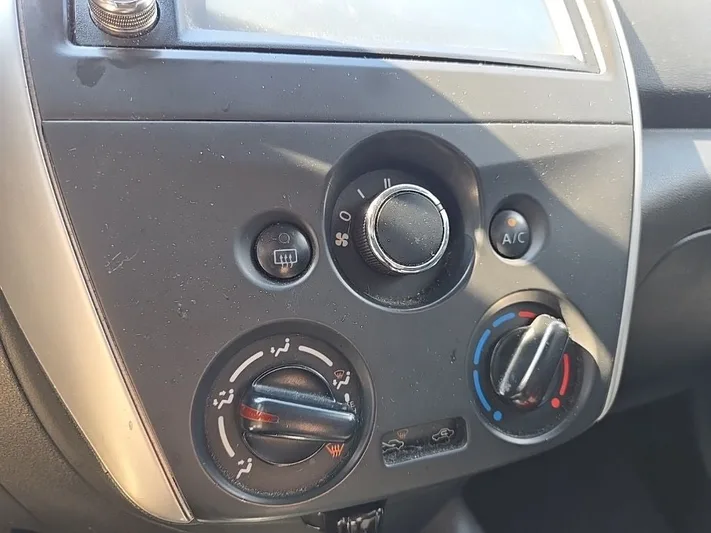 2019 Nissan Versa - view 18