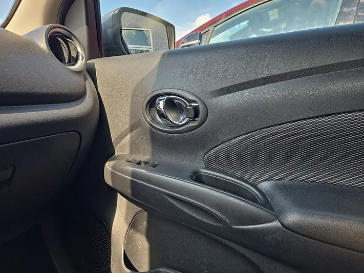 2019 Nissan Versa - view 20