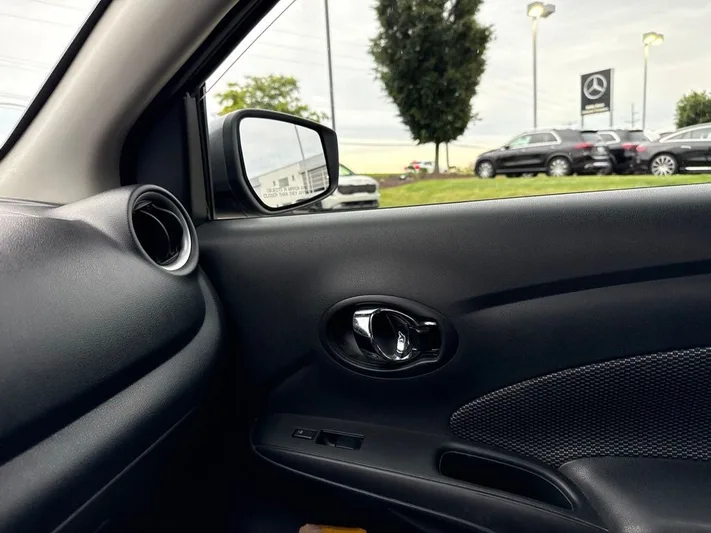 2019 Nissan Versa - view 7