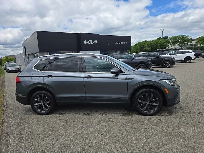2022 Volkswagen Tiguan - view 2