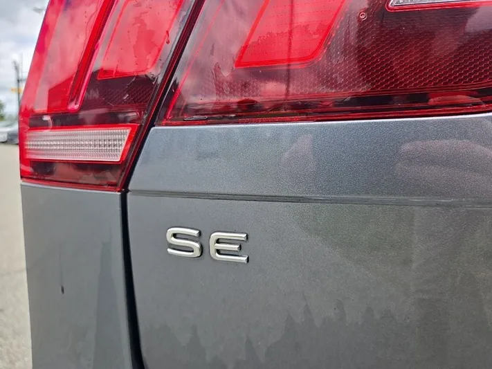 2022 Volkswagen Tiguan - view 5