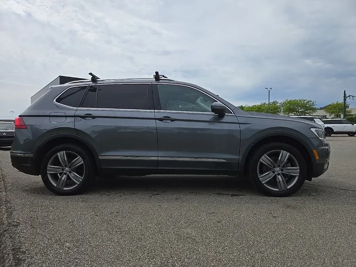 2021 Volkswagen Tiguan - view 2