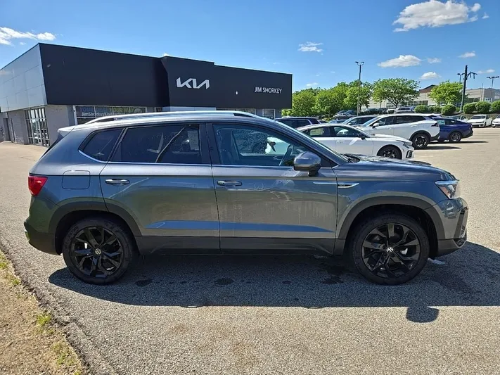 2022 Volkswagen Taos - view 2