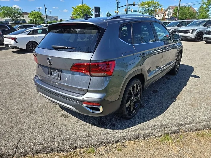 2022 Volkswagen Taos - view 3