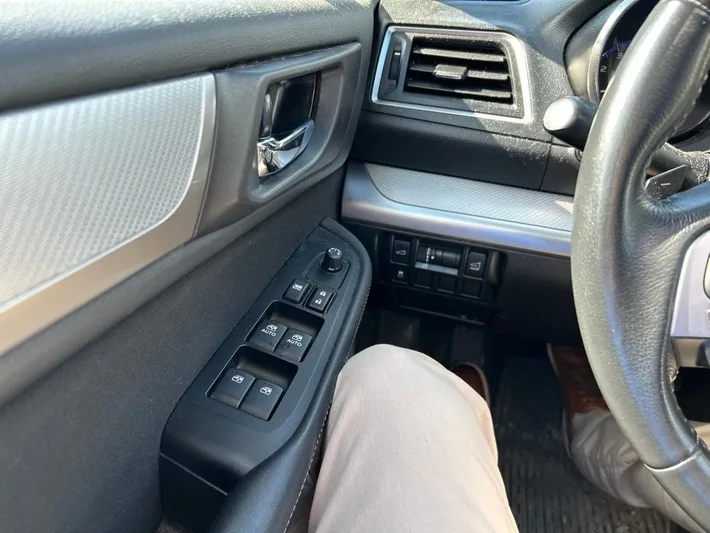 2017 Subaru Outback - view 12
