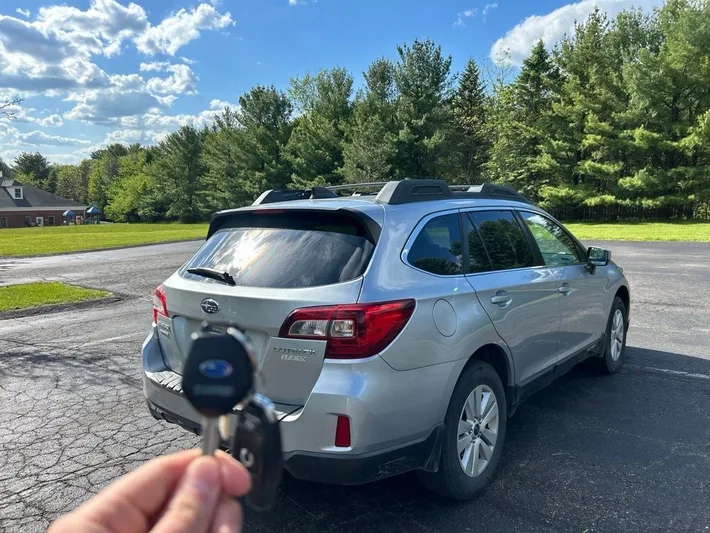 2017 Subaru Outback - view 3