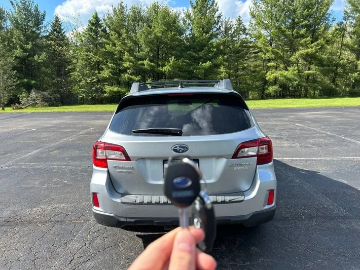 2017 Subaru Outback - view 4