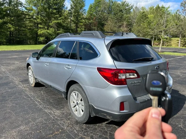 2017 Subaru Outback - view 5