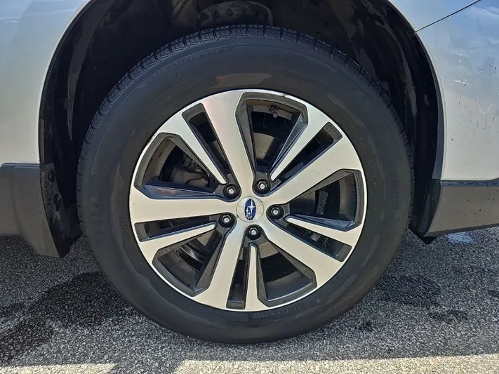 2018 Subaru Outback - view 10