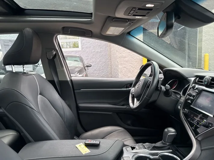 2018 Toyota Camry - view 10