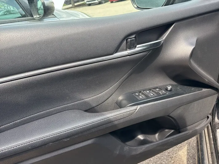 2018 Toyota Camry - view 21