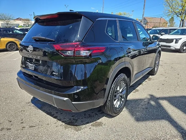 2024 Nissan Rogue - view 3