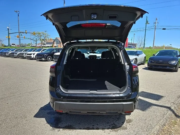 2024 Nissan Rogue - view 5