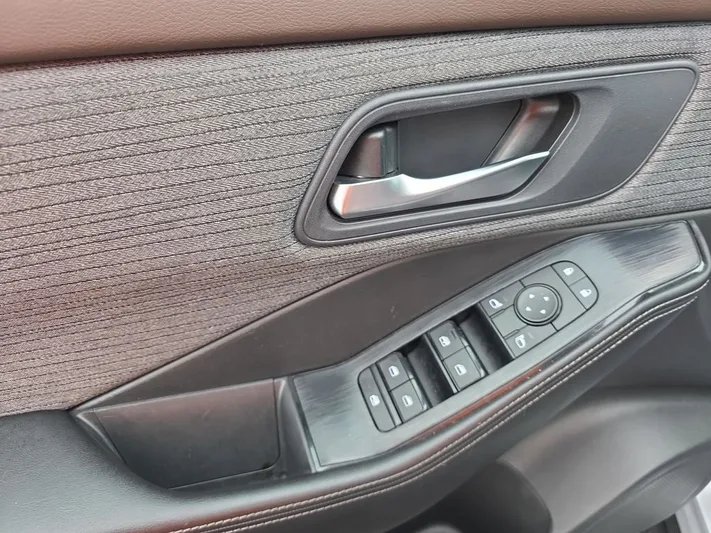 2023 Nissan Rogue - view 14