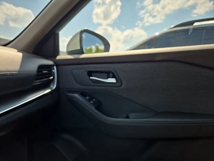 2023 Nissan Rogue - view 29