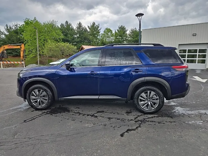 2024 Nissan Pathfinder - view 10