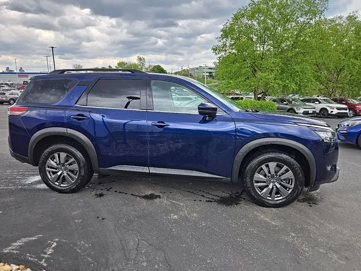 2024 Nissan Pathfinder - view 2