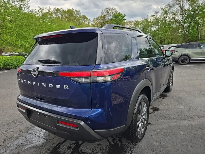 2024 Nissan Pathfinder - view 3