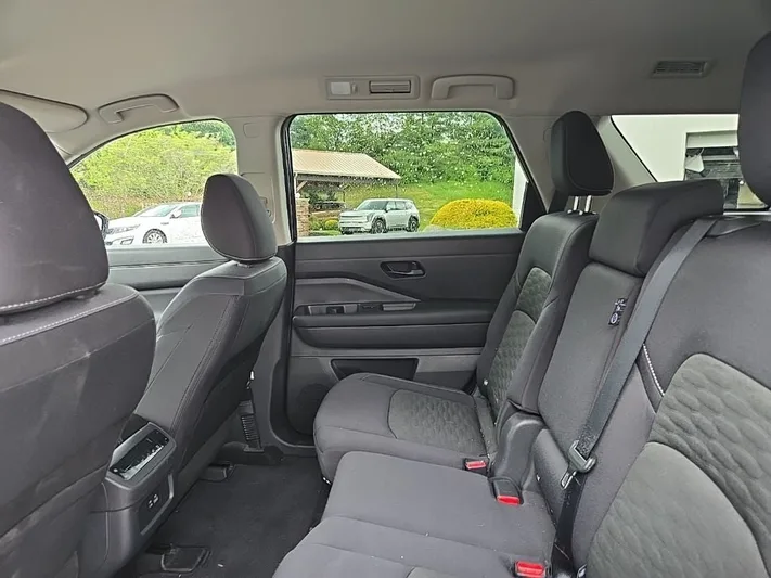 2024 Nissan Pathfinder - view 32