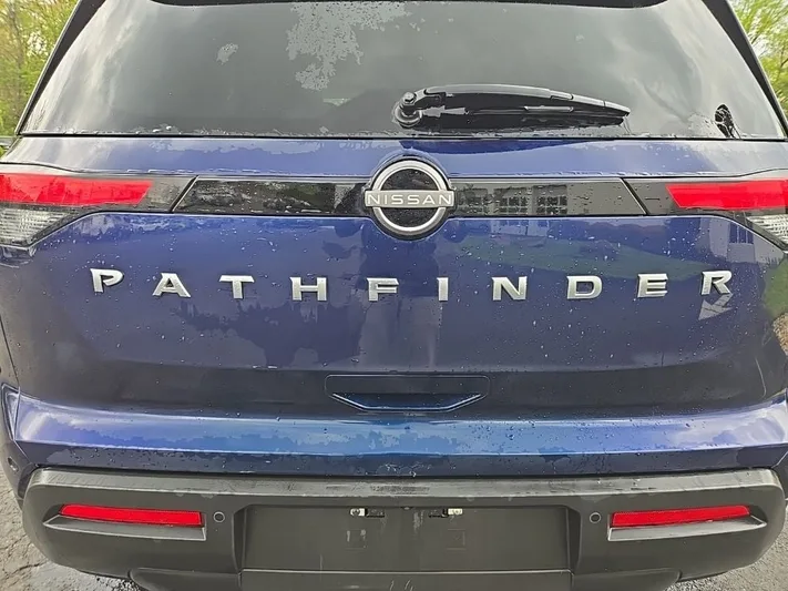 2024 Nissan Pathfinder - view 8