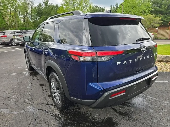 2024 Nissan Pathfinder - view 9