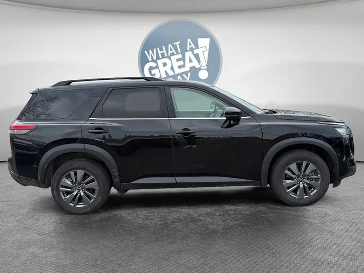 2024 Nissan Pathfinder - view 2