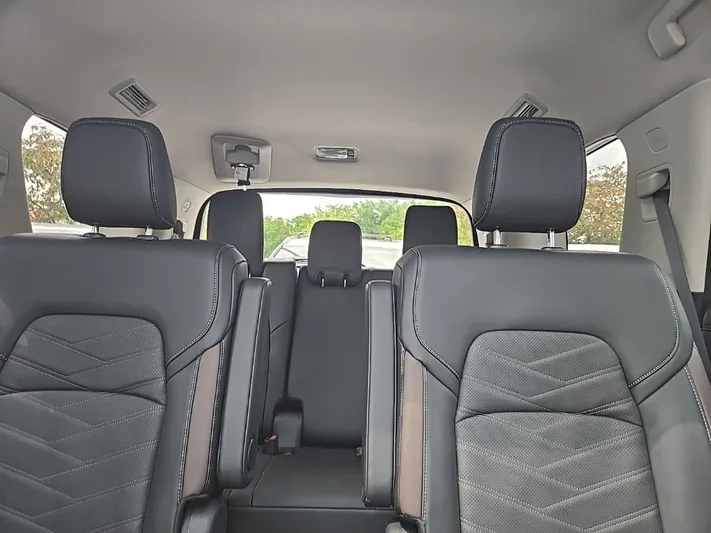 2025 Nissan Pathfinder - view 28
