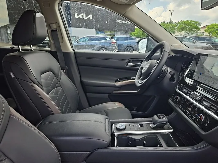 2025 Nissan Pathfinder - view 36