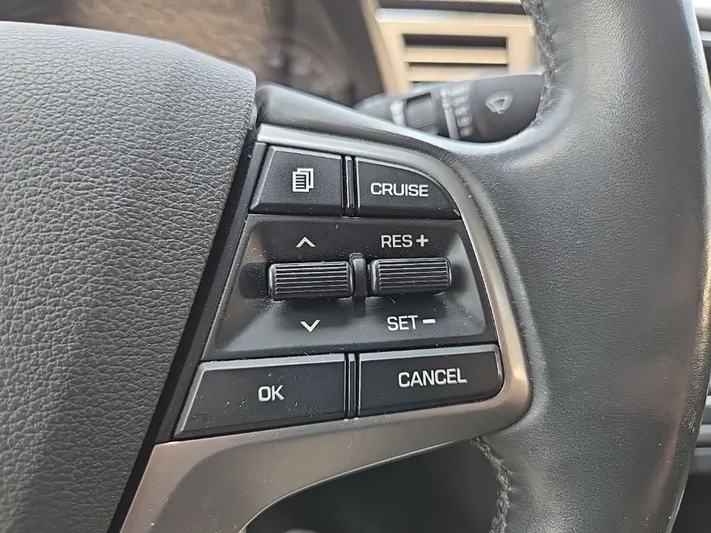 2017 Hyundai Elantra - view 17