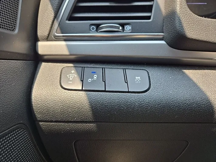 2017 Hyundai Elantra - view 20