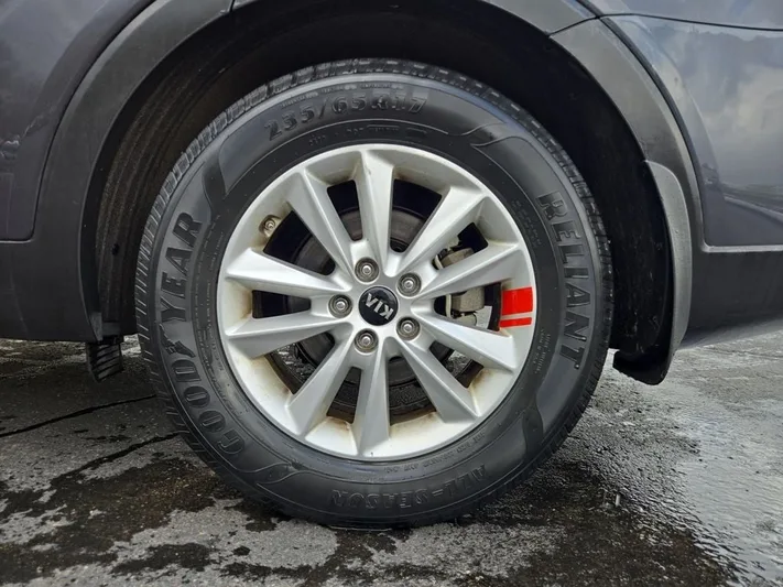 2019 Kia Sorento - view 10