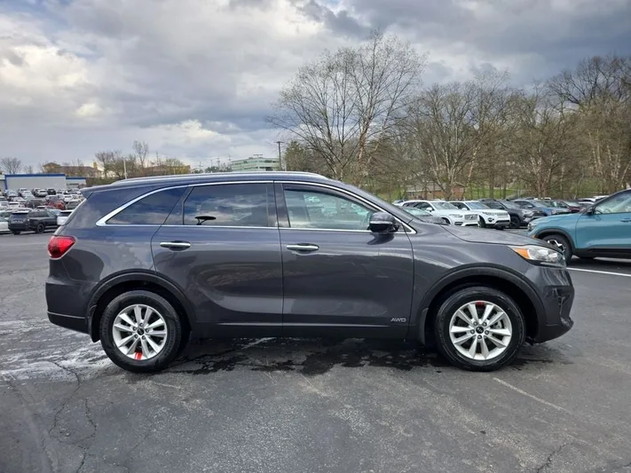 2019 Kia Sorento - view 9