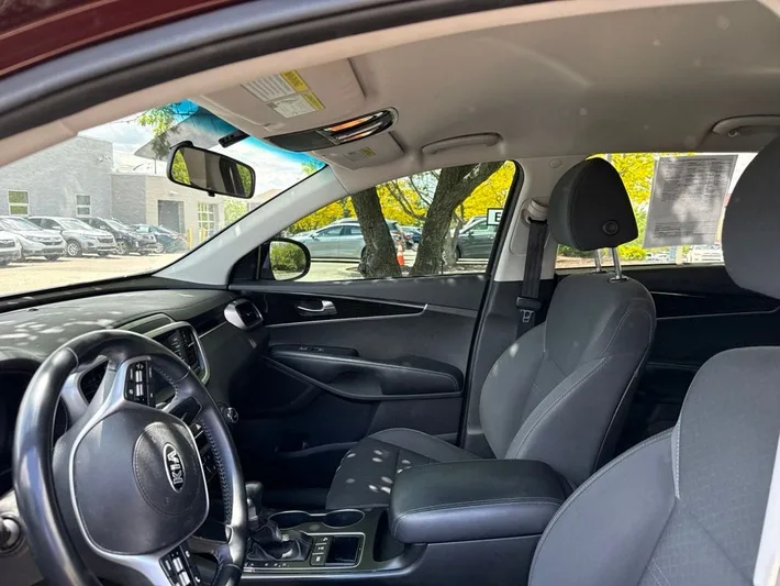 2020 Kia Sorento - view 11